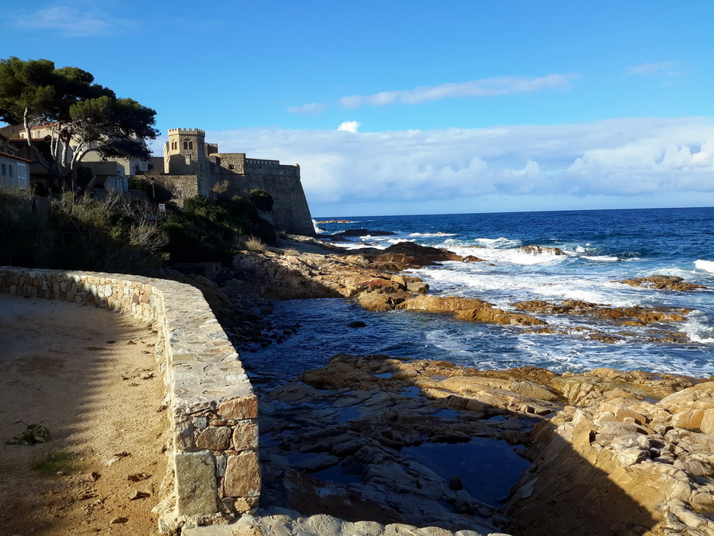 La citadelle d’Algajola au-dessus des rochers et de la mer
