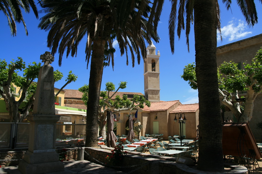 Place avec palmiers et terrasses