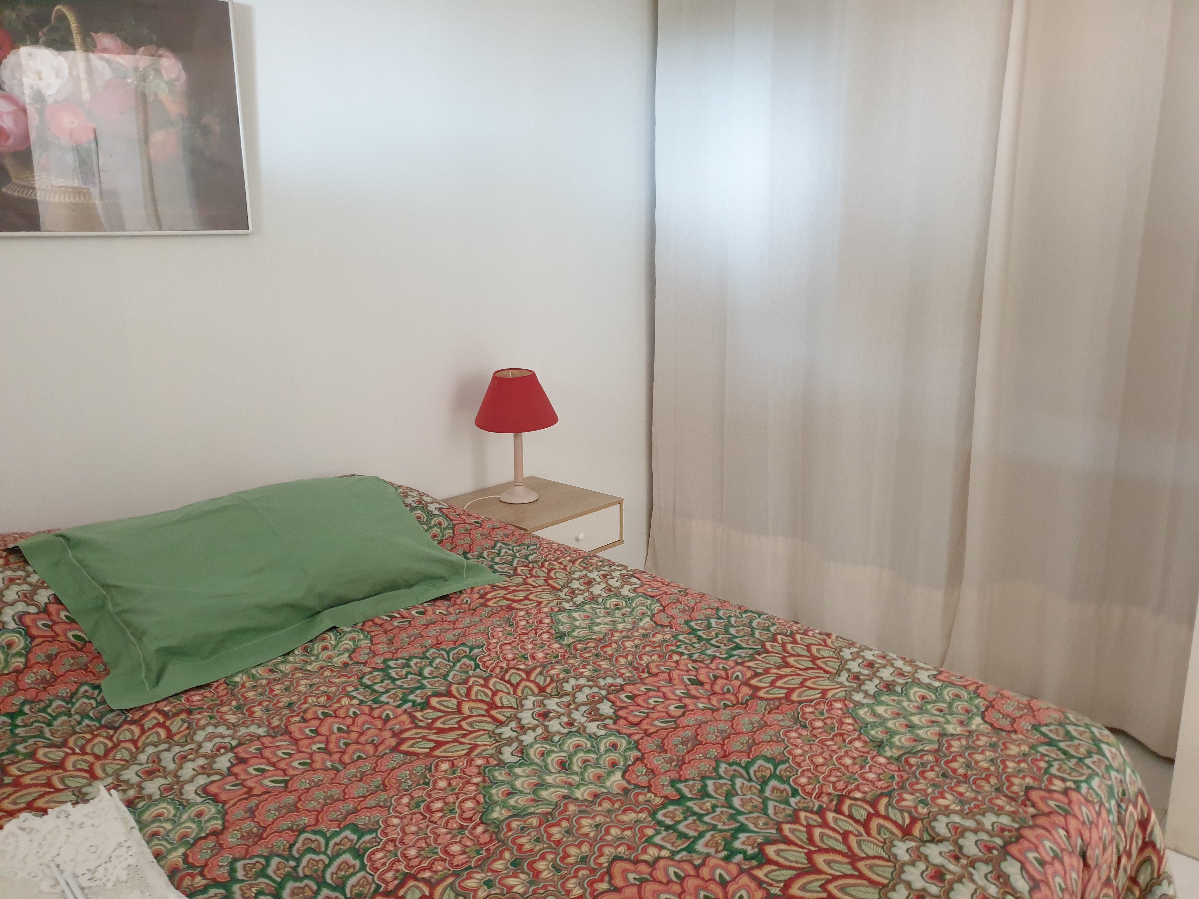 Chambre de Bagatelle avec lit et table de chevet