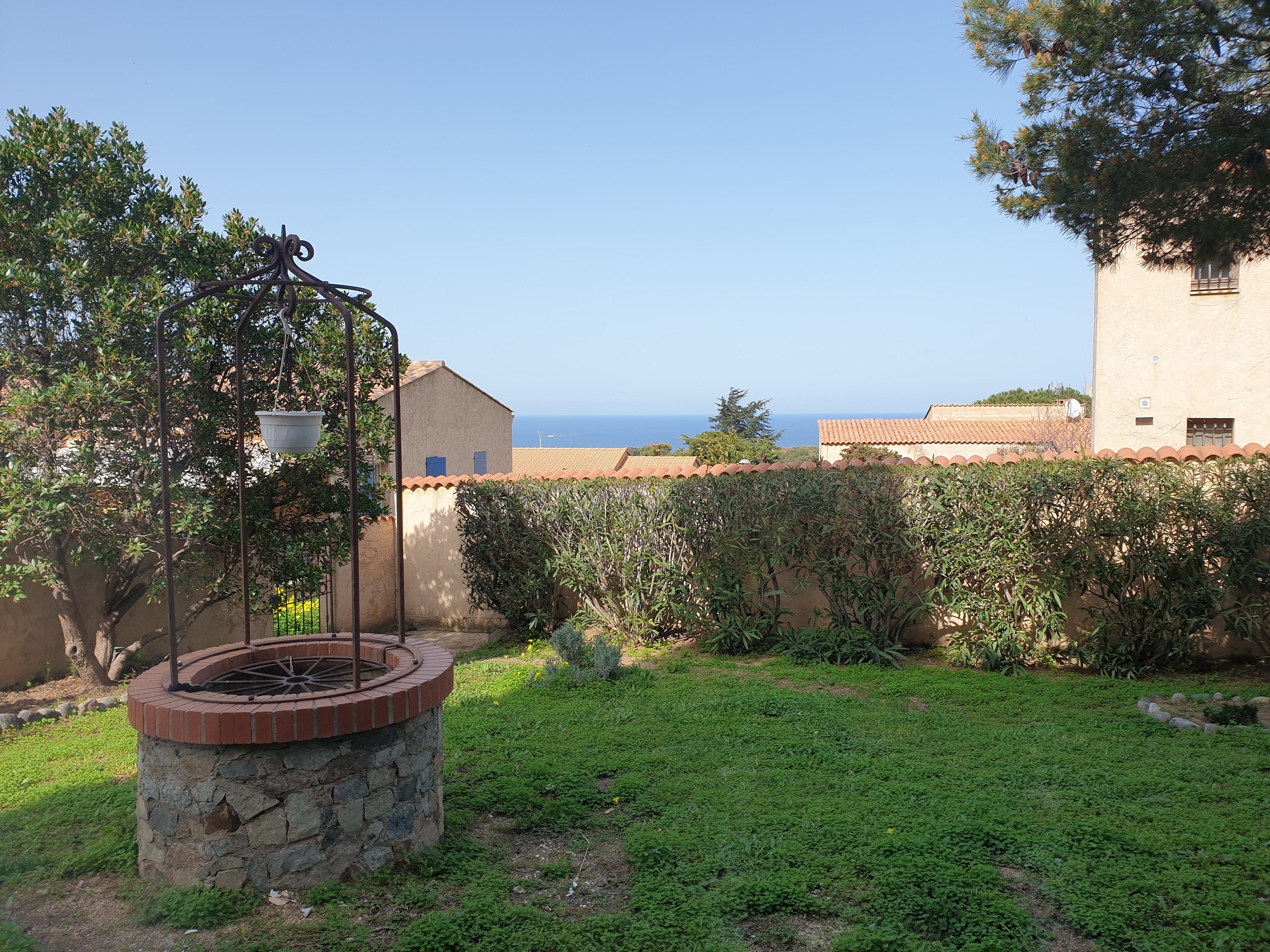 Jardin de la propriété avec vue vers la mer près de Monticello