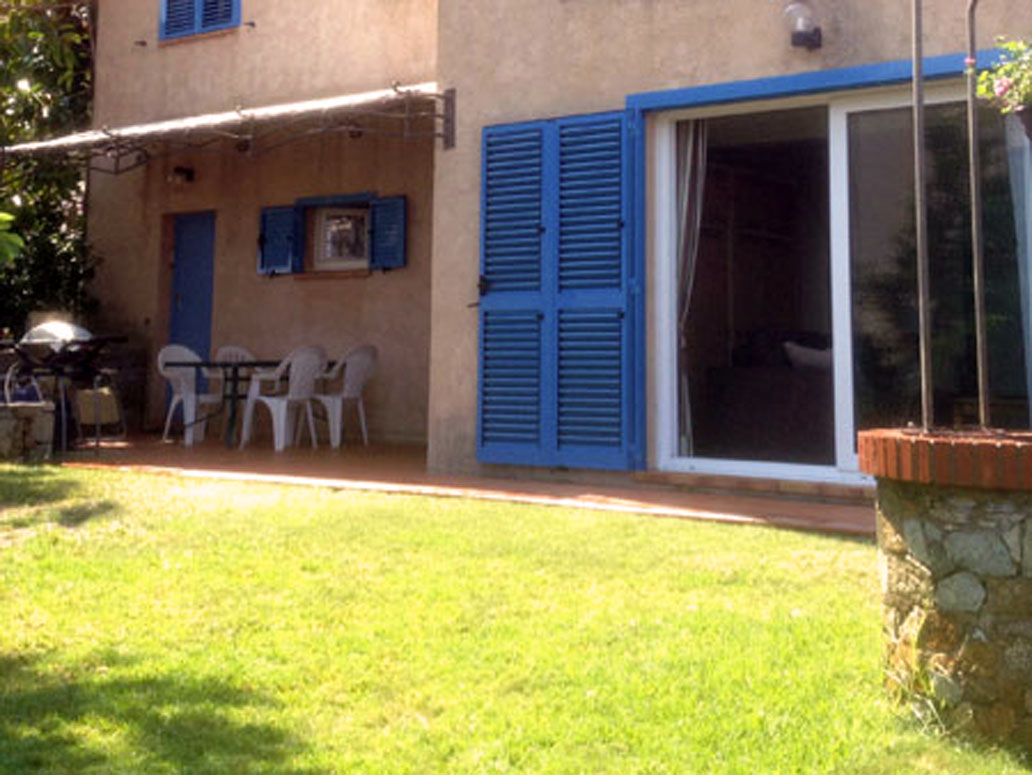 Façade de Bagatelle et terrasse extérieure
