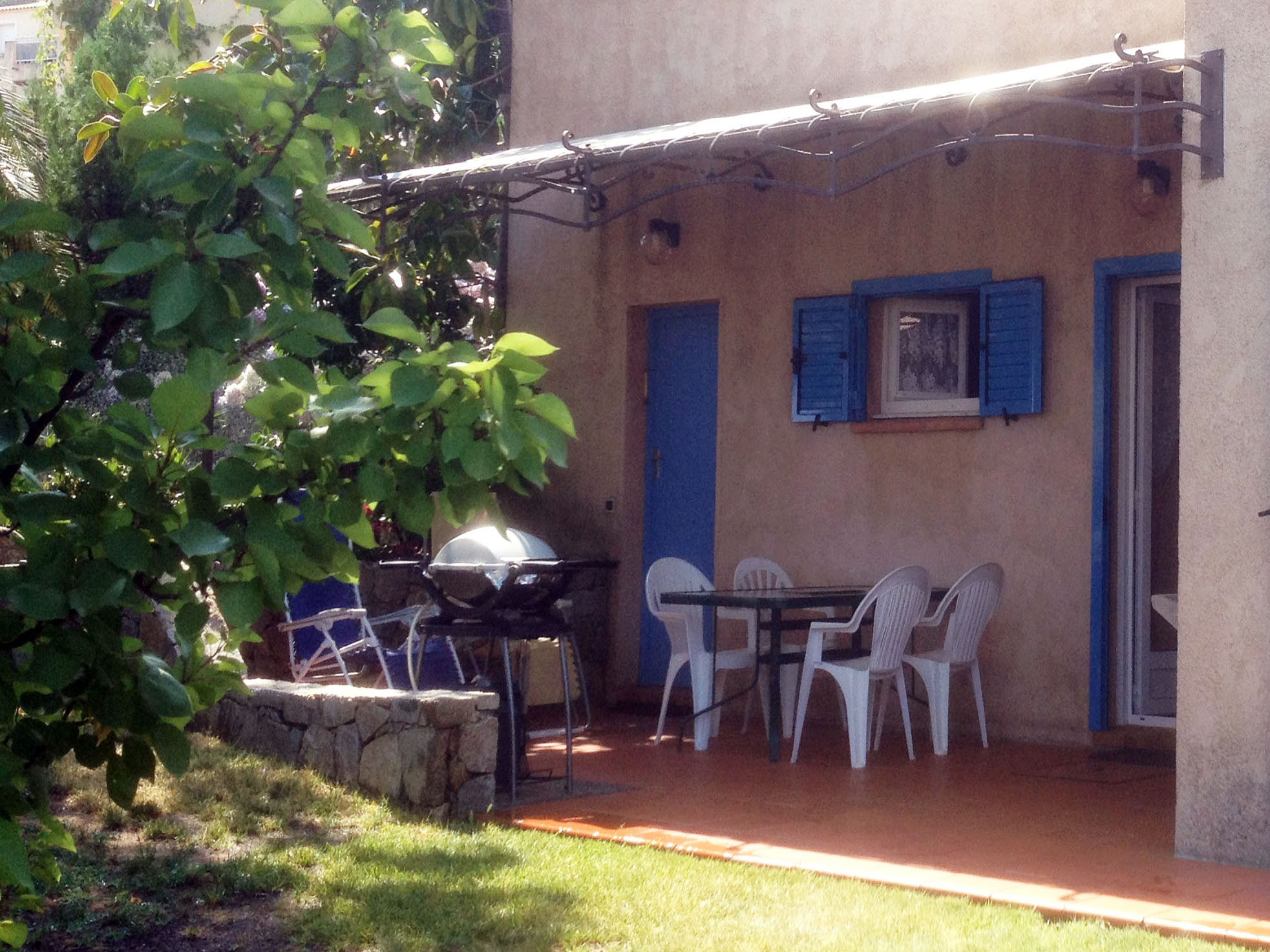 Terrasse de Bagatelle avec table et chaises