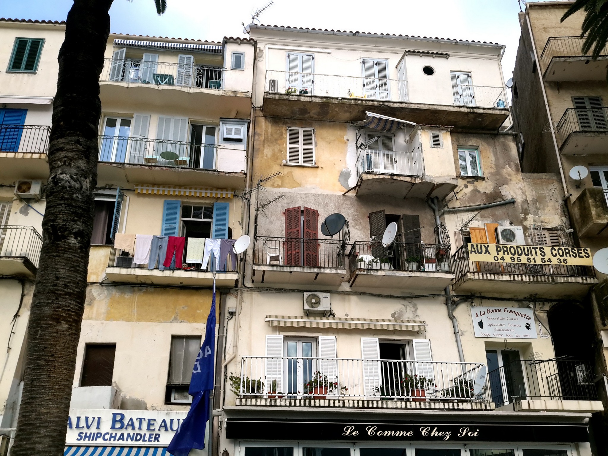 Façades et commerces dans les rues de Calvi