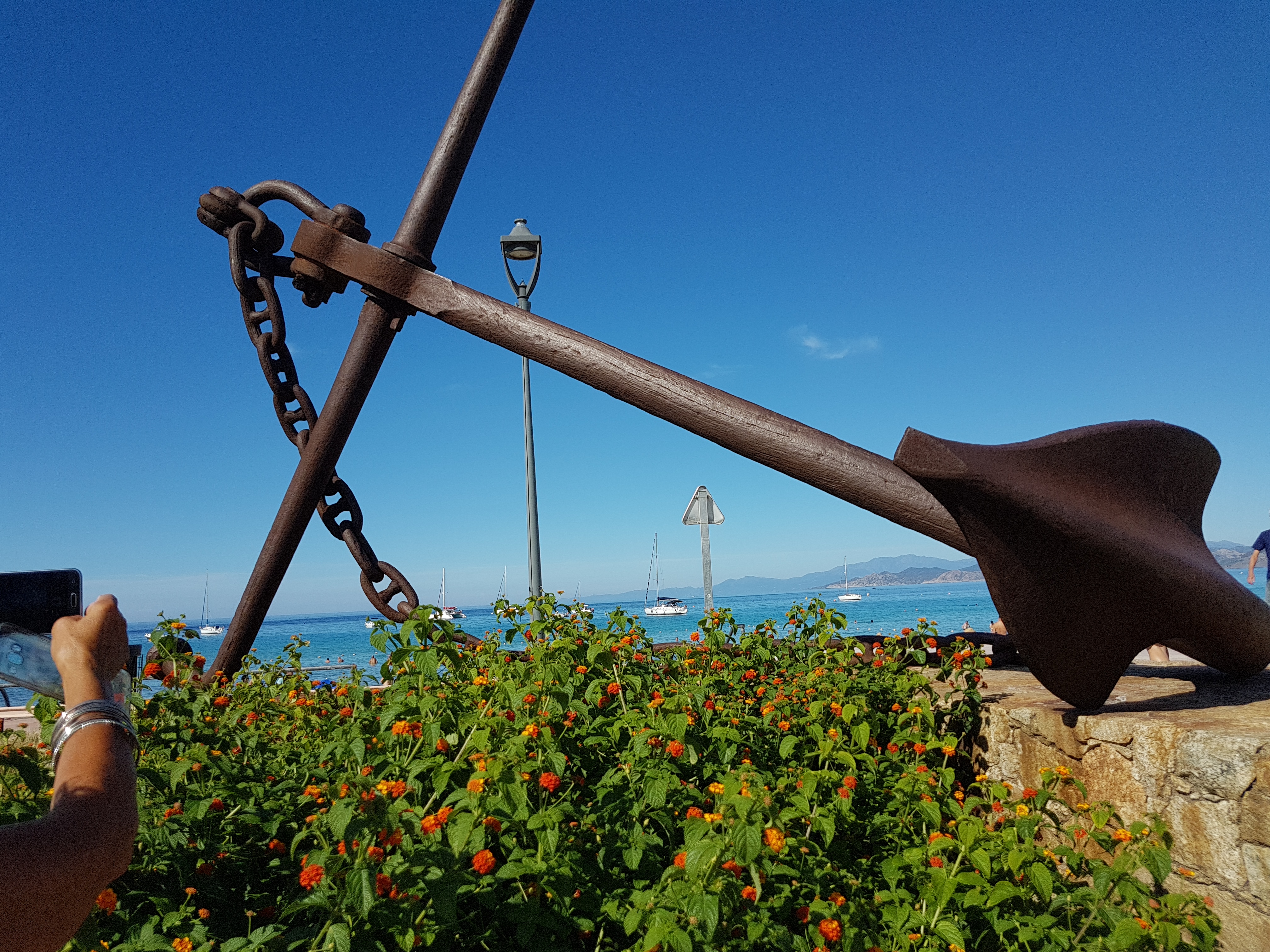 Une ancre sur le port