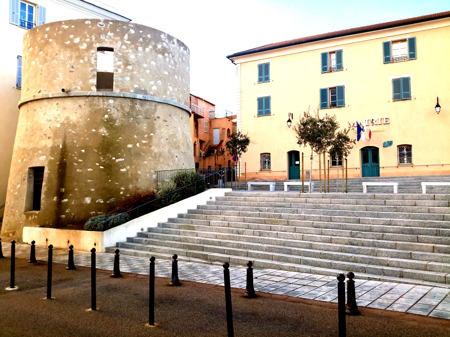 La mairie et la tour du Scalu