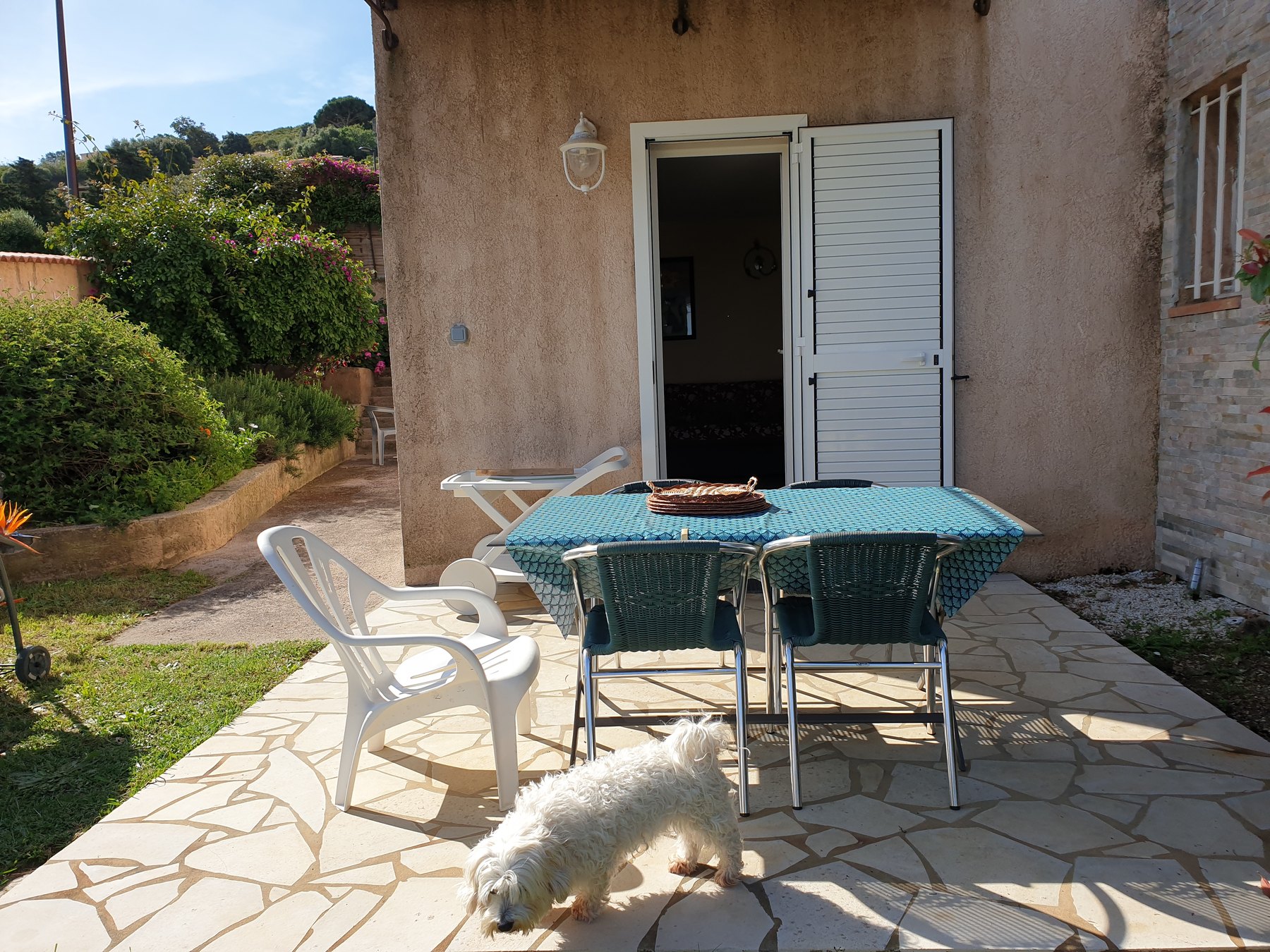 Terrasse de NewJade avec table et chaises