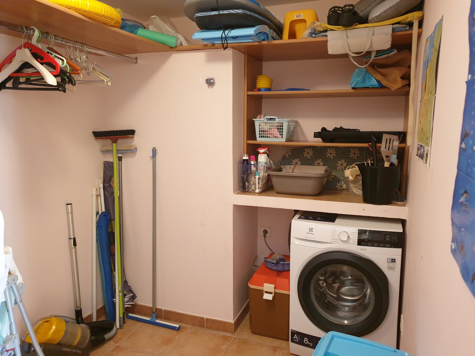 Cellier avec lave-linge et rangements