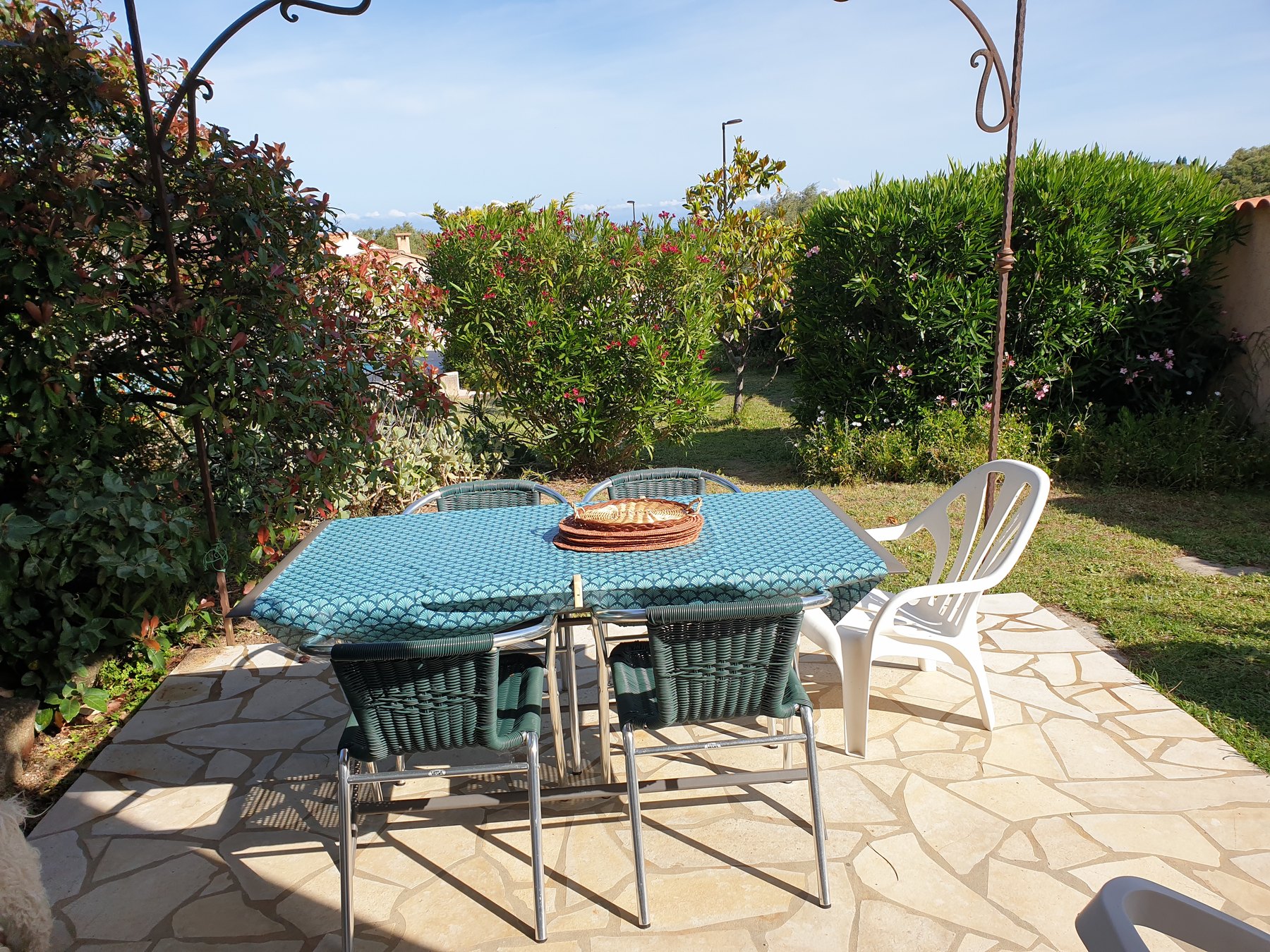 Espace repas sur la terrasse